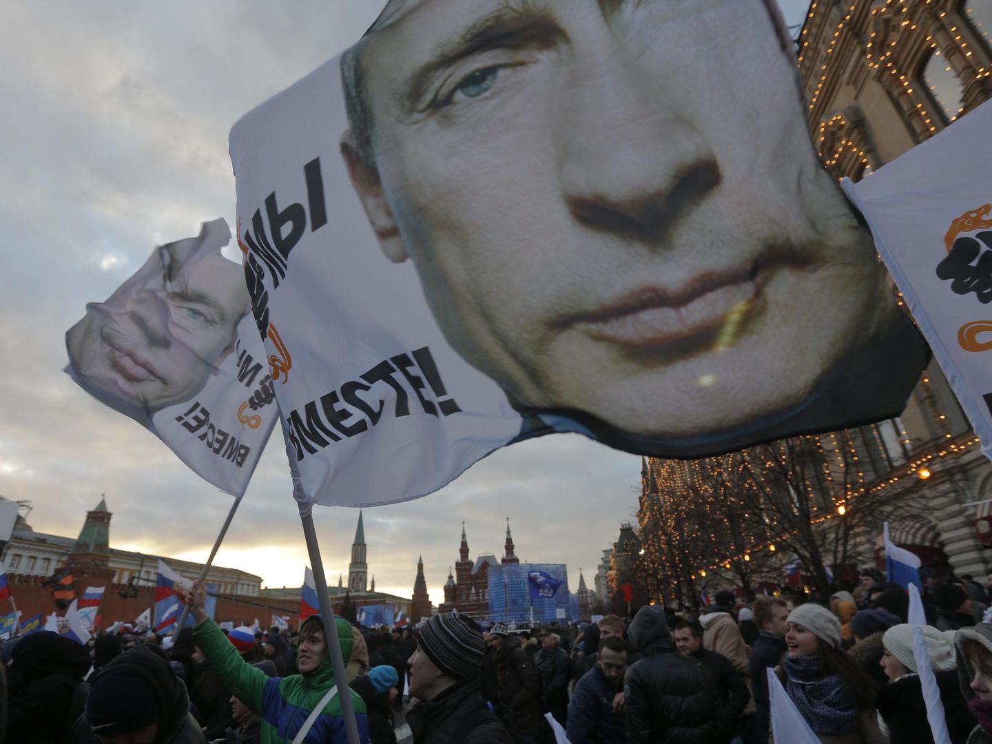 Una multitud celebra la anexión de Crimea a Rusia en el centro de Moscú (Reuters).
