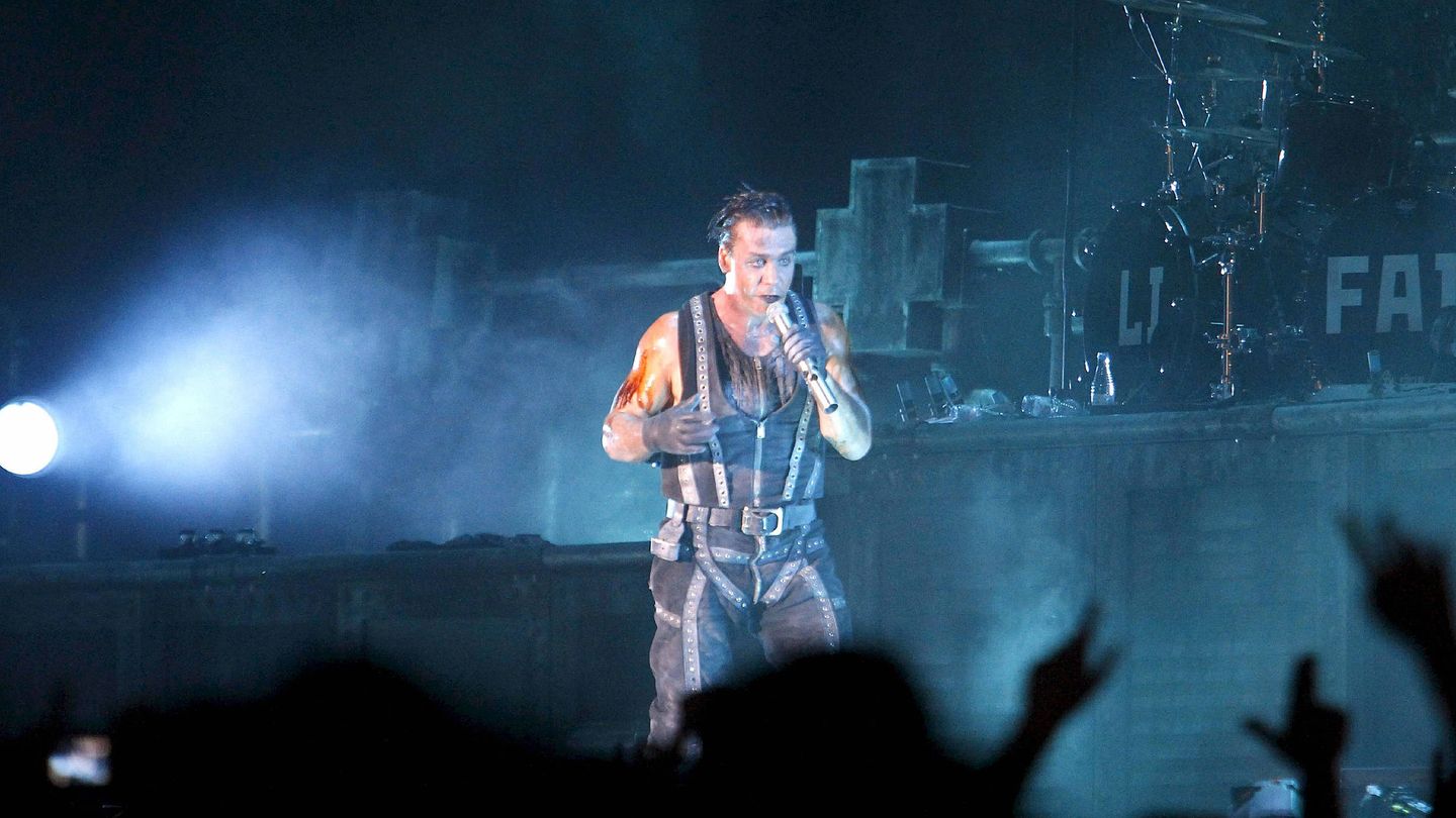 La banda Rammstein durante una actuación. (Reuters)