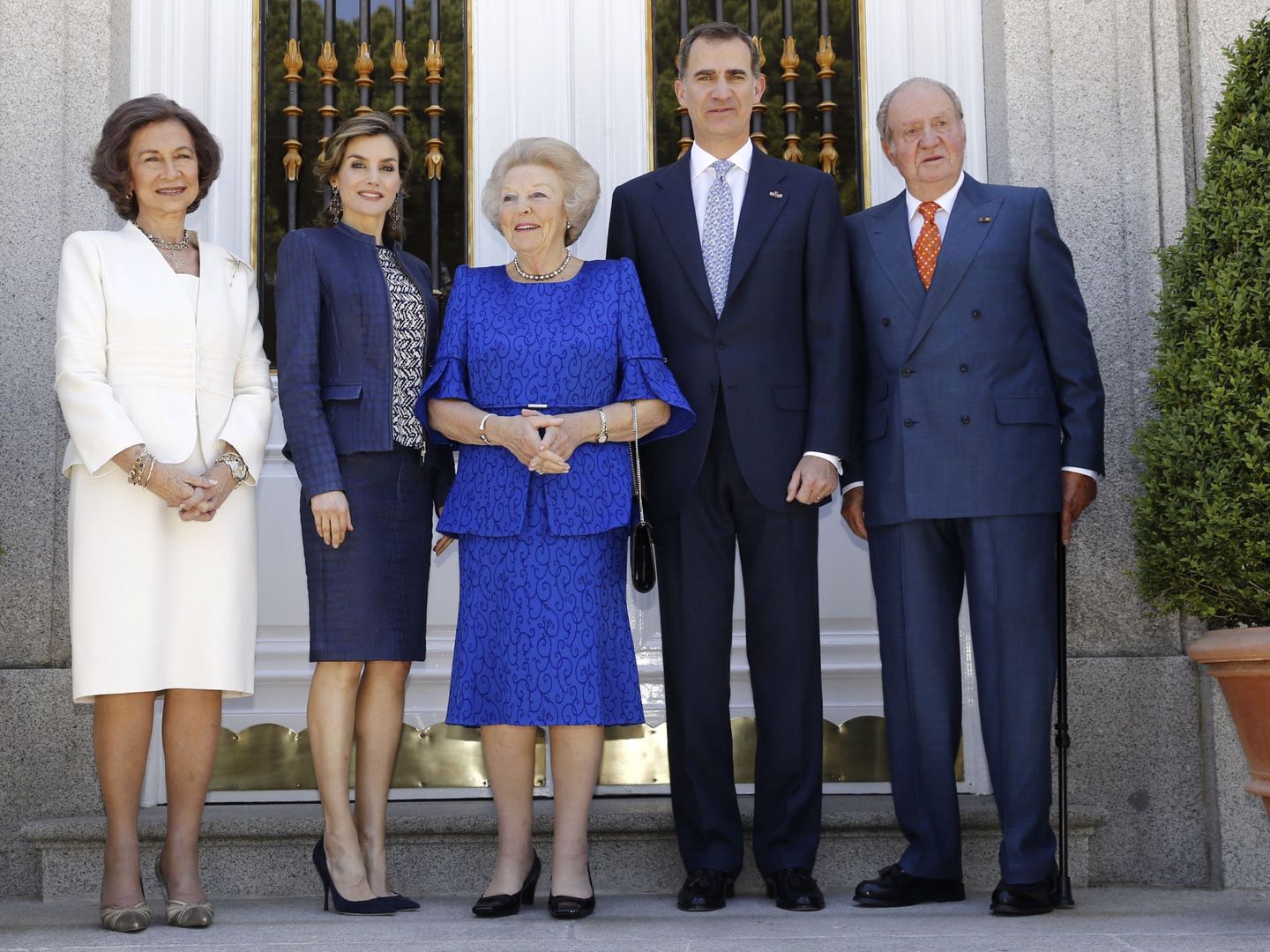 Felipe VI y la reina Letizia, con los reyes Juan Carlos y Sofía, y la princesa Beatriz de Holanda. (EFE)