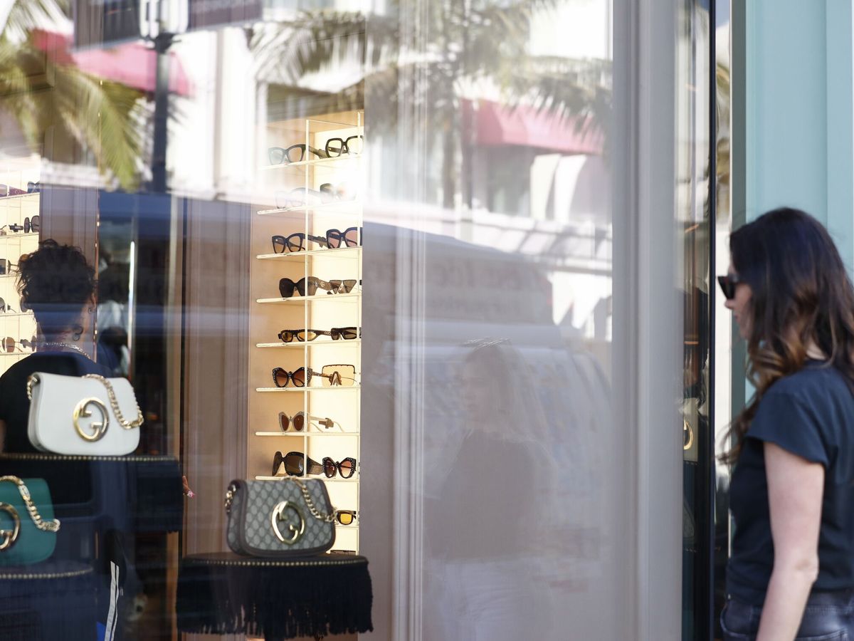 Foto: Una persona mira el escaparate de Gucci en Los Ángeles. (Caroline Brehman/EFE). 