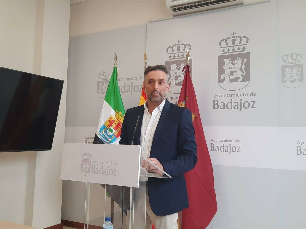 Foto: El concejal de Vox en Badajoz Carlos Pérez anuncia su baja del partido. (Europa Press)