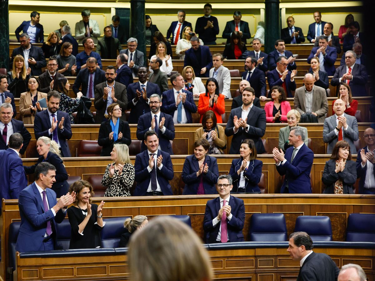 Foto: la bancada socialista aplaude la aprobación del dictamen de la amnistía. (EFE Zipi)