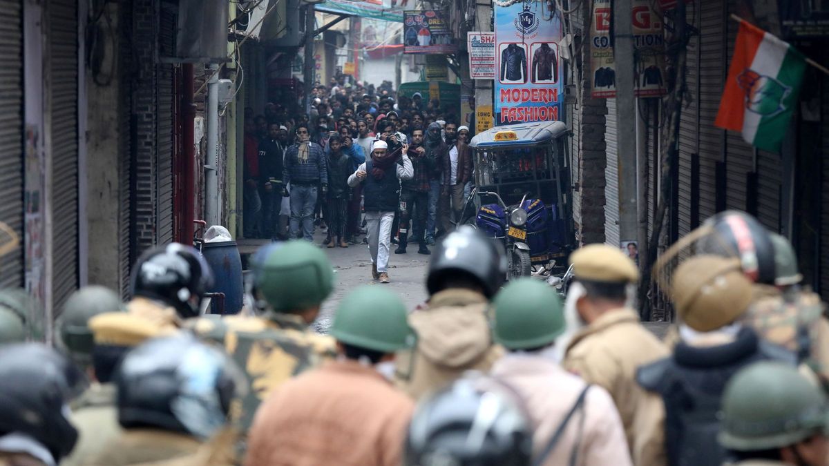Suspenden internet y telefonía en partes de Nueva Delhi mientras escalan las protestas