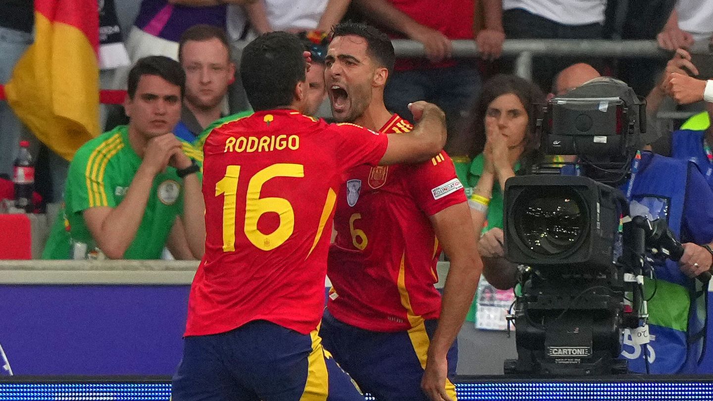 Merino celebra con Rodri el segundo gol. (Europa Press)