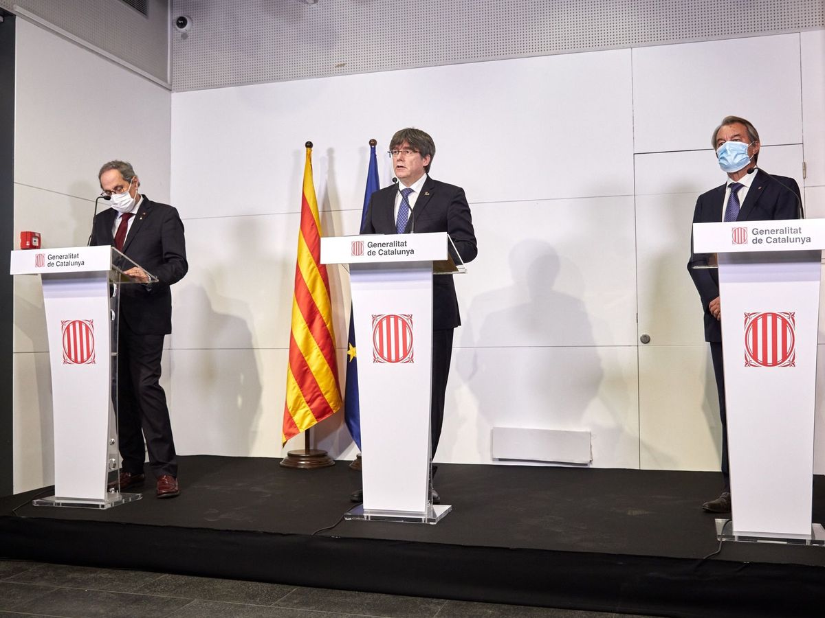 Foto: Los últimos tres presidentes de la Generalitat, Artur Mas (d), Carles Puigdemont (c) y Quim Torra (i), que han comparecido conjuntamente ante los medios desde la Casa de la Generalitat en Perpinyà (Francia). (EFE) 
