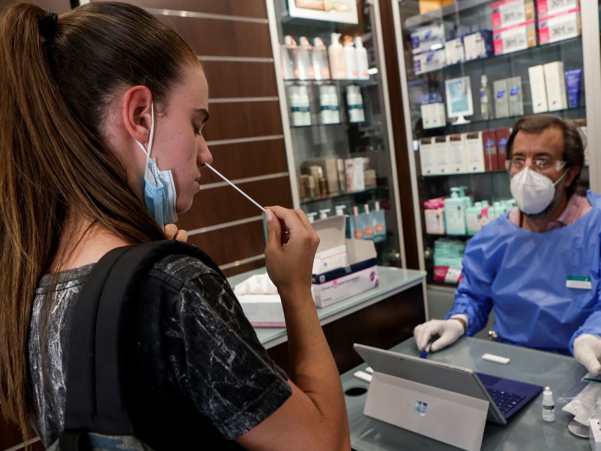 Foto: Test de antígenos en una farmacia de Barcelona. (EFE/Quique García)