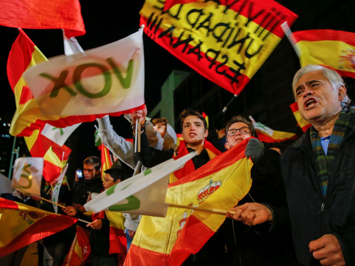 Foto: Seguidores de Vox, en la sede de Madrid. (Reuters)