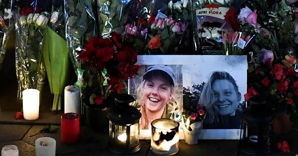 Foto: Varias personas encienden velas durante una vigilia en honor a las dos turistas escandinavas asesinadas el pasado 17 de diciembre en Marruecos. (EFE)