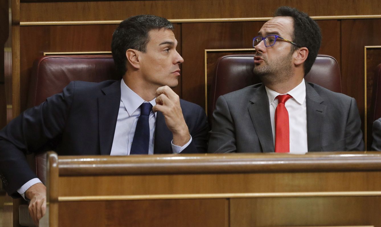 El líder del PSOE, Pedro Sánchez, y el portavoz socialista, Antonio Hernando, en el Congreso. (EFE)
