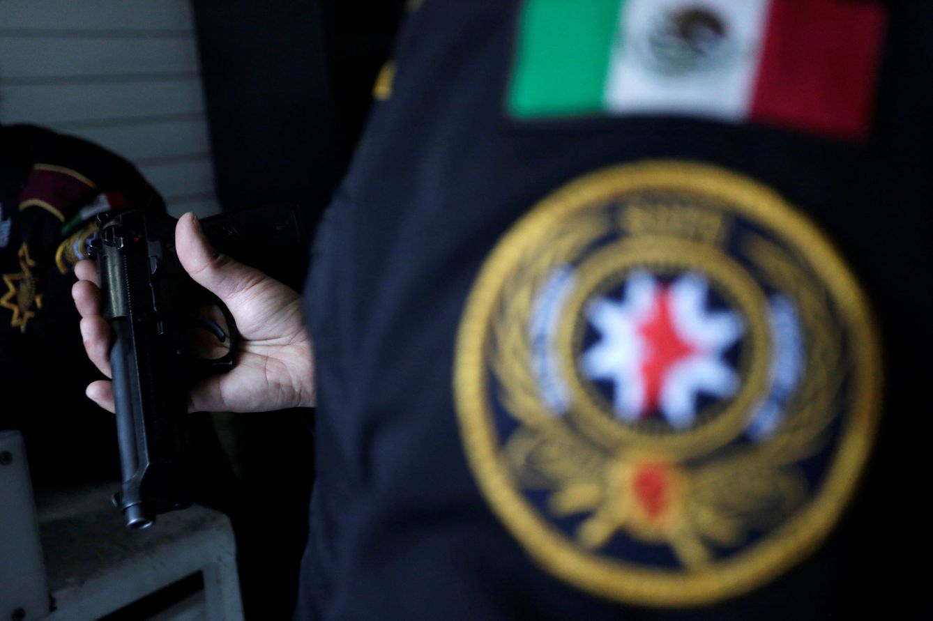 Un miembro de la policía estatal mexicana sostiene una pistola Beretta. (Reuters)