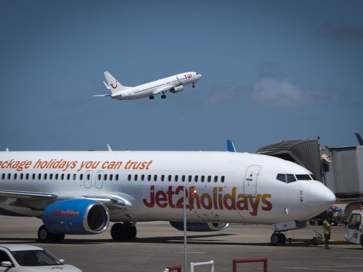 Foto: Varios aviones en el aeropuerto de Menorca en el primer día de vacaciones de verano. (EFE/David Arquimbau Sintes)