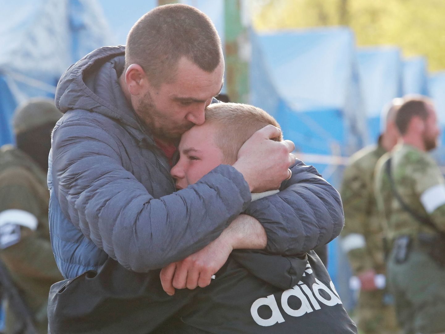 Abrazo entre un hombre y un niño tras la salida de Azovstal. (Reuters)