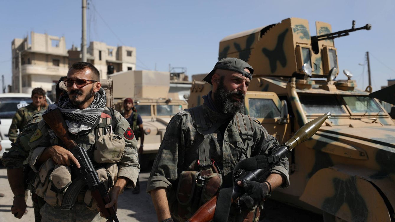 Foto: Combatientes extranjeros integrados en una milicia kurda en Raqqa, a mediados de octubre de 2017. (Reuters)
