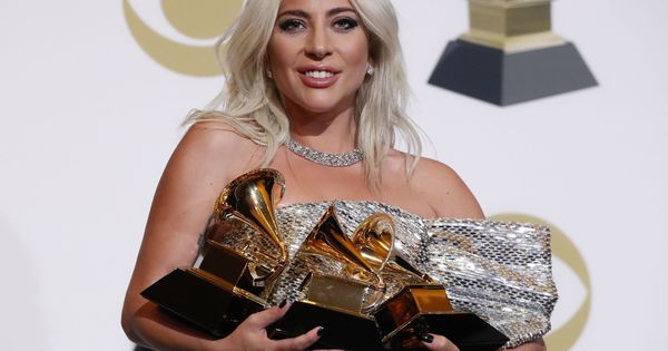 Foto: Lady Gaga posa con tres Premios Grammy. (Reuters)