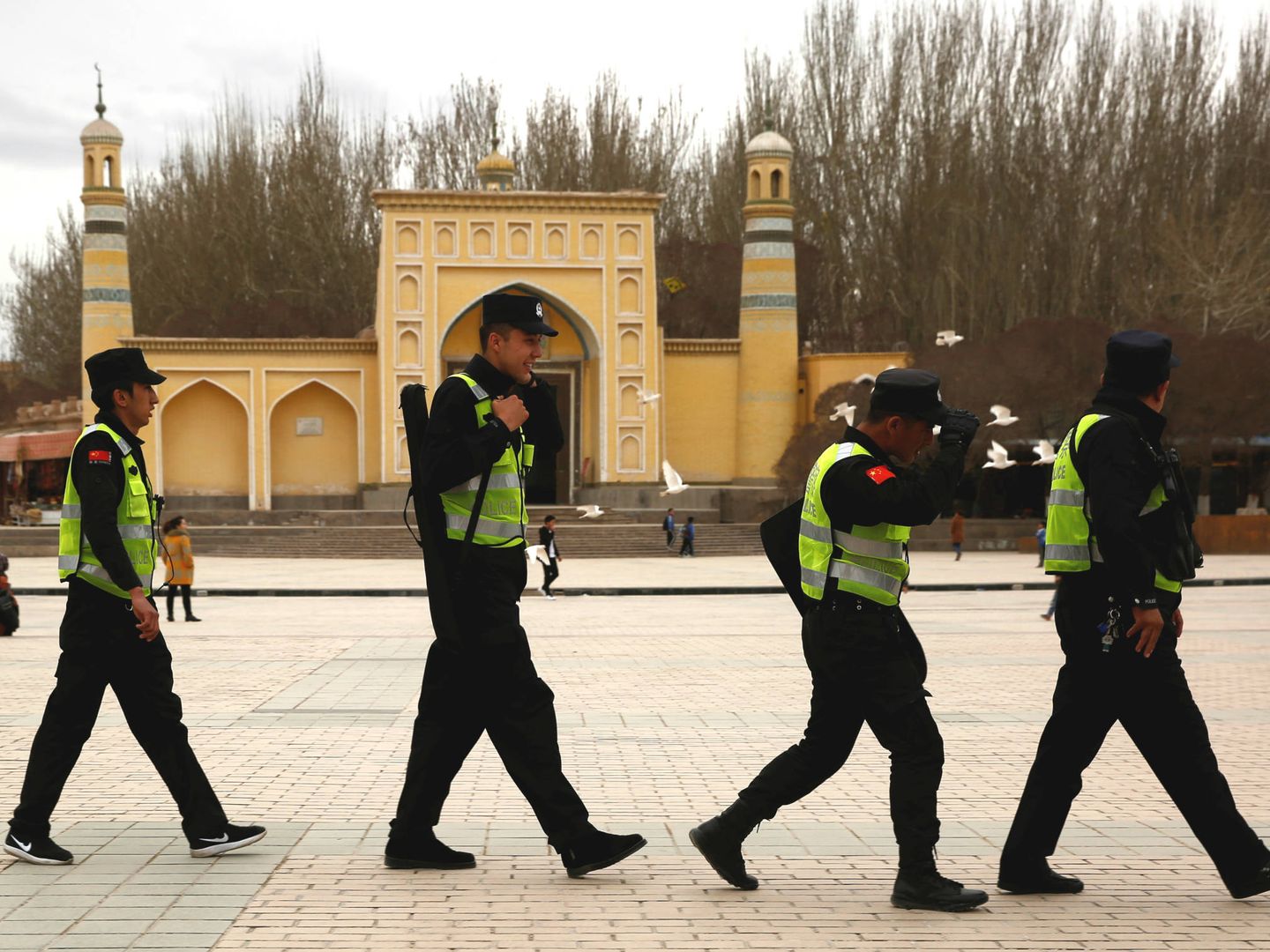 Policías chinos patrullan frente a la Gran Mezquita de Kashgar. (Reuters)