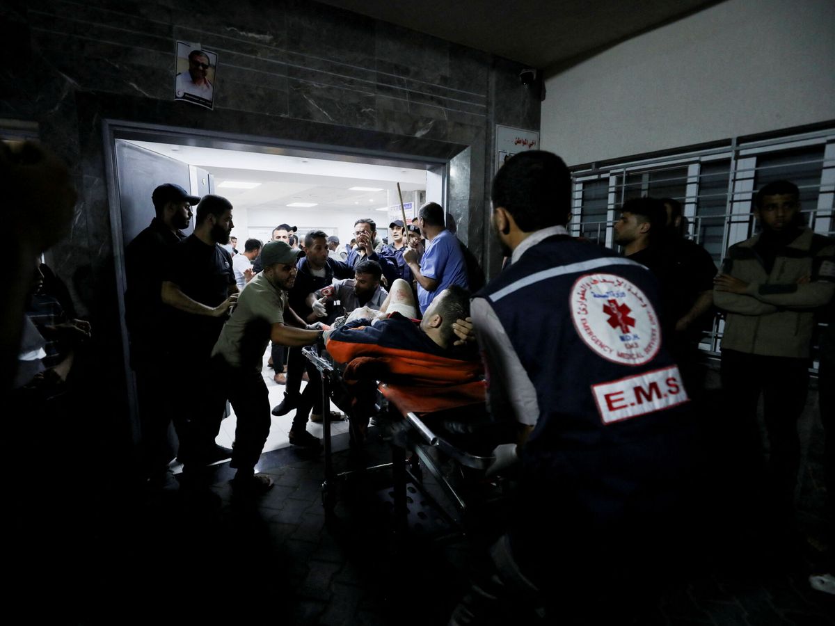 Foto: Un herido es atendido después del ataque a un hospital. (Reuters/Mohammed Al-Masri)