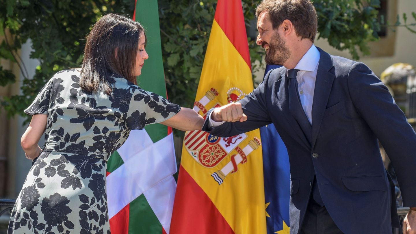 El presidente del Partido Popular, Pablo Casado, y la presidenta de Ciudadanos, Inés Arrimadas en Gernika este domingo. (EFE)
