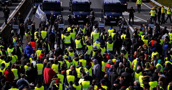 Foto: Los taxistas bloquean la autopista a la vera del aeropuerto de Barajas en una manifestación contra las regulaciones del VTC en Madrid (España). (Reuters)