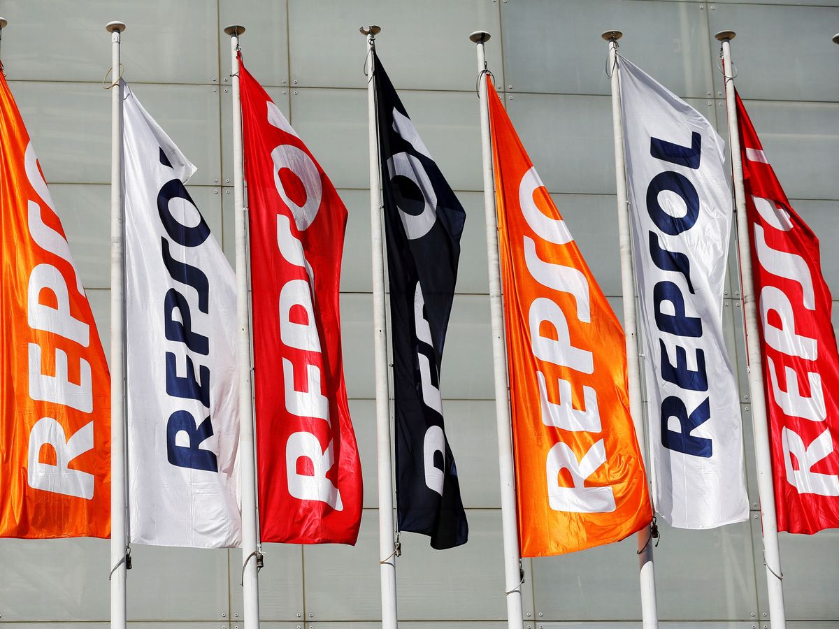 Foto: Foto de banderas de Repsol. (Reuters)