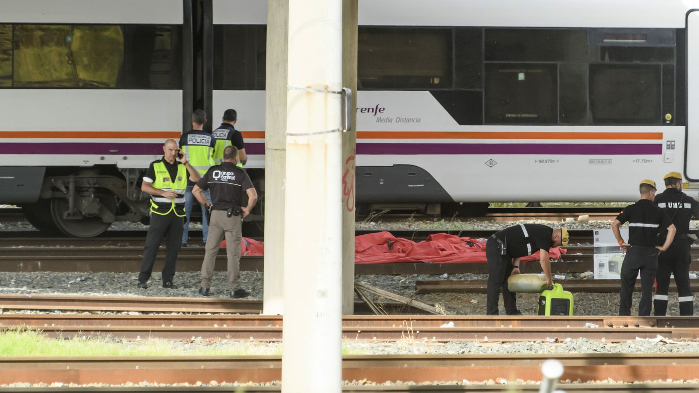 Los agentes de Policía y militares de la UME en el tren donde se ha encontrado el cuerpo. (EFE/Raúl Caro)