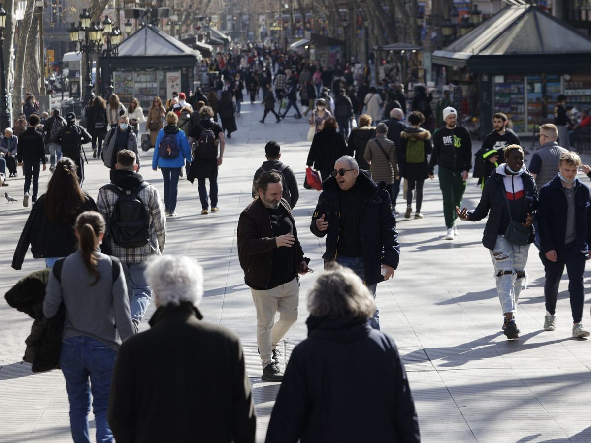 Foto: Varias personas pasean por la Rambla de Barcelona. (EFE/Quique García)