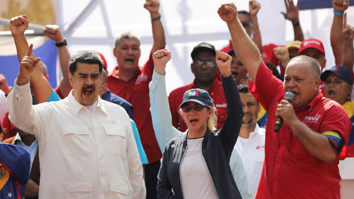 Diosdado Cabello (derecha) arenga a los seguidores del Gobierno de Nicolás Maduro tras las crisis eléctrica de marzo.(Reuters)