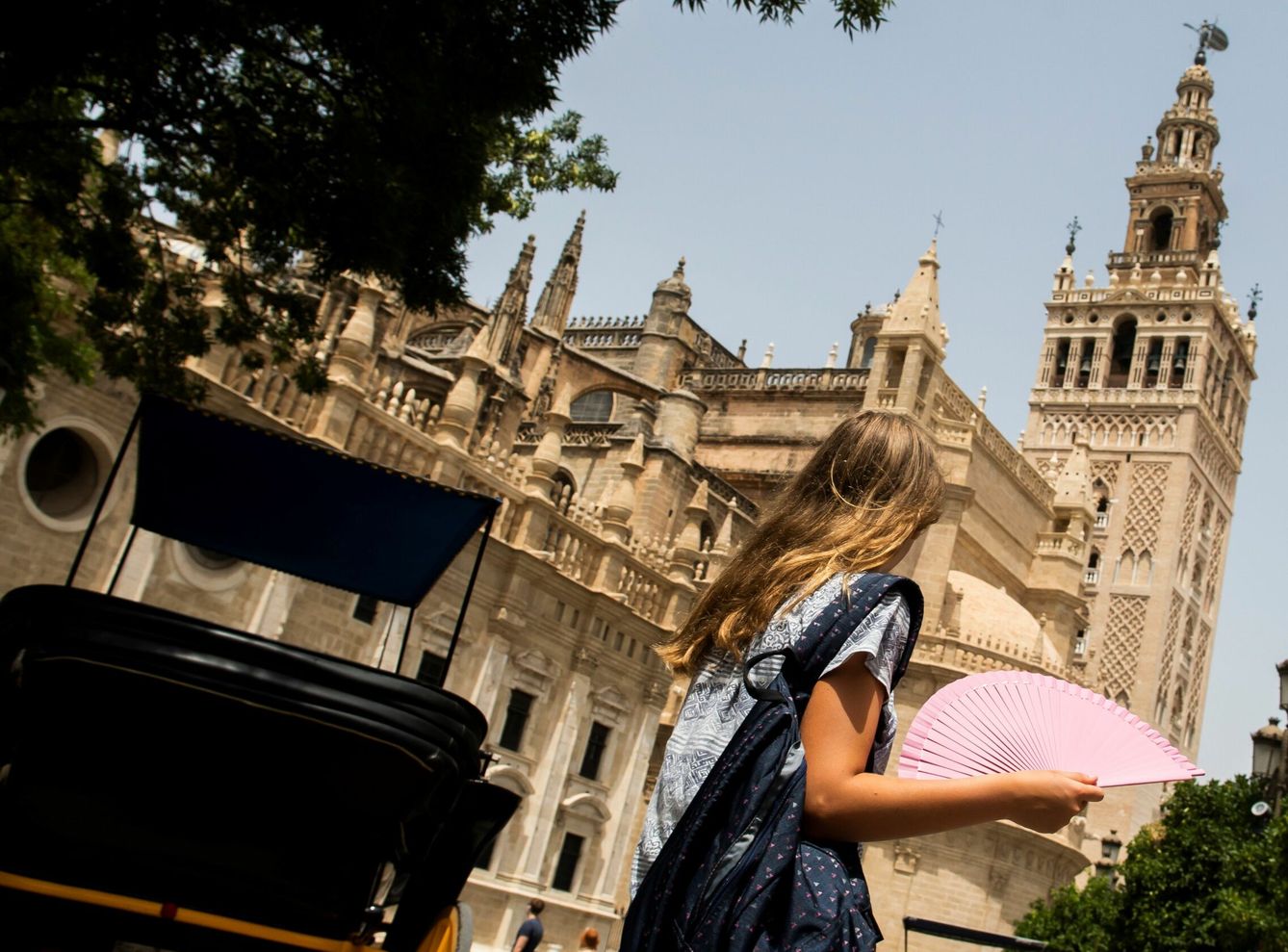 Una mujer pasa ante la catedral de Sevilla. (EFE)
