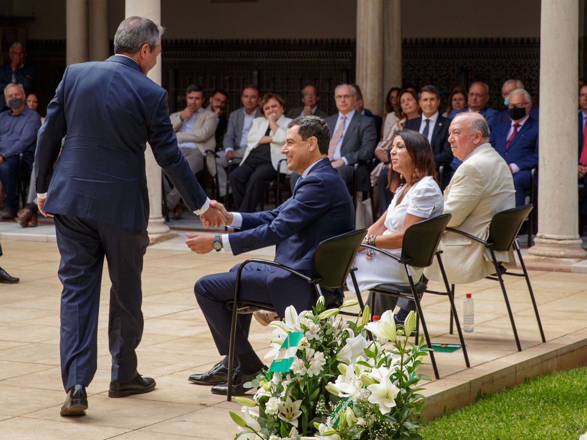 Foto: Juanma Moreno saluda a Juan Espadas, en presencia de Marta Bosquet, en el Parlamento andaluz. (EFE / Julio Muñoz)