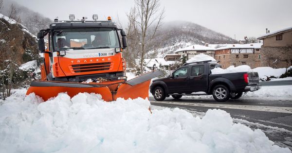 Foto: La nevada ha provoado horas de retenciones en las carreteras del norte de España (EFE)