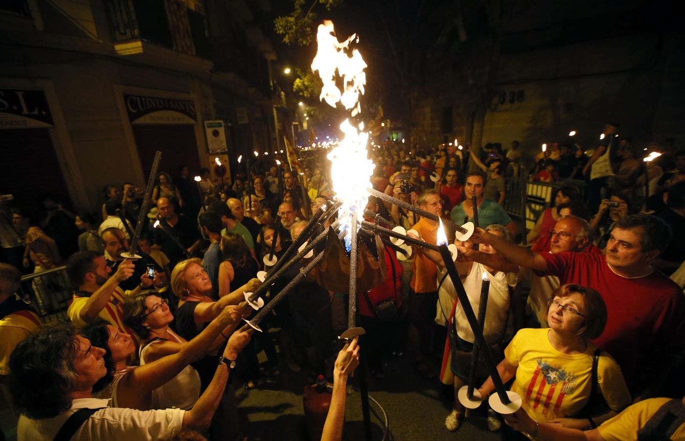 La gente enciende antorchas en la víspera de la Diada de Cataluña en 2014. (Reuters)
