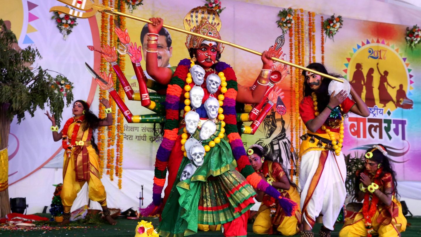 Estudiantes de Pondicherry participan en la sesión inaugural del Balrang Festival 2017 en Bhopal, India. (EFE)