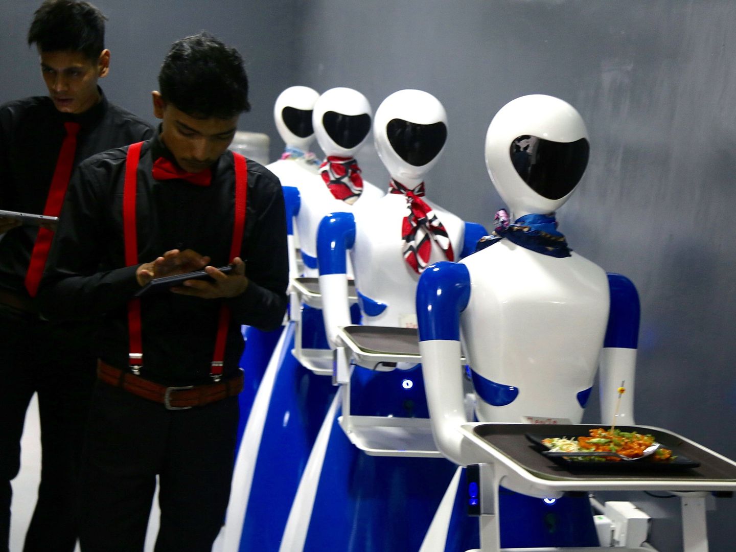 Seis robots se despliegan como camareros en un restaurante de temática robot. (EFE)