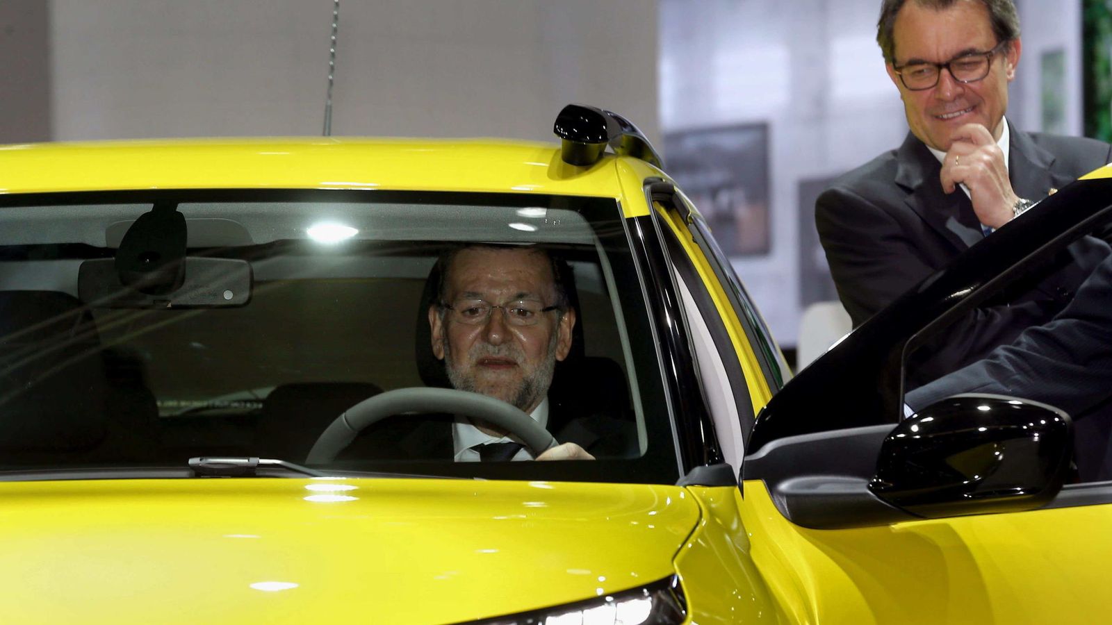 Foto: El presidente de la Generalitat, Artur Mas (d), observa al presidente del Gobierno, Mariano Rajoy. (EFE)