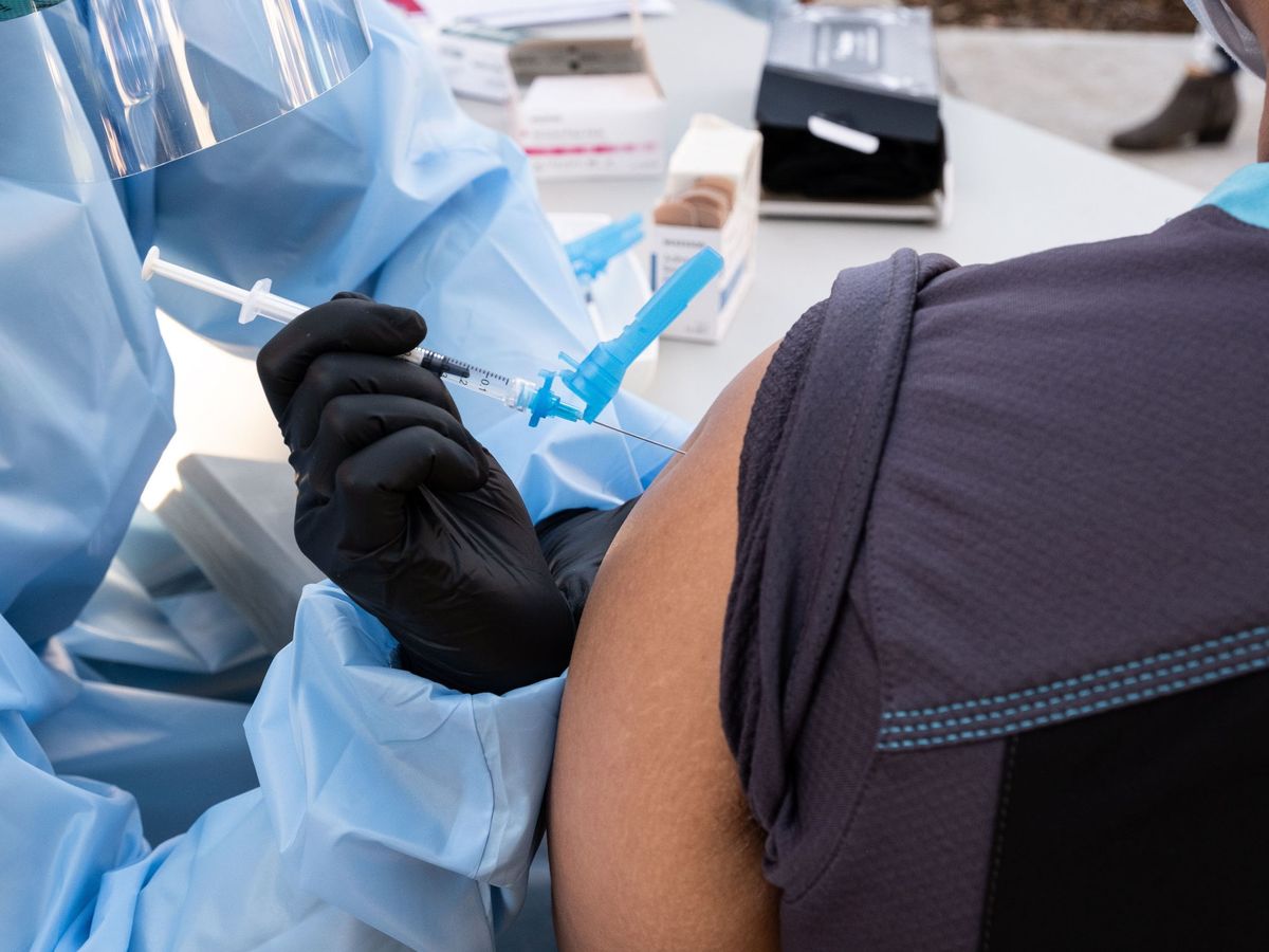 Foto: Un sanitario recibe la vacuna de Pfizer en Mill Valley, California (David Odisho / EPA)