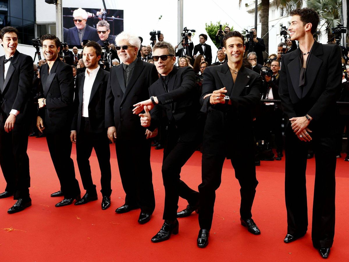 Foto: Pedro Almodóvar, acompañado de los intérpretes de su último corto en Cannes. (Reuters)