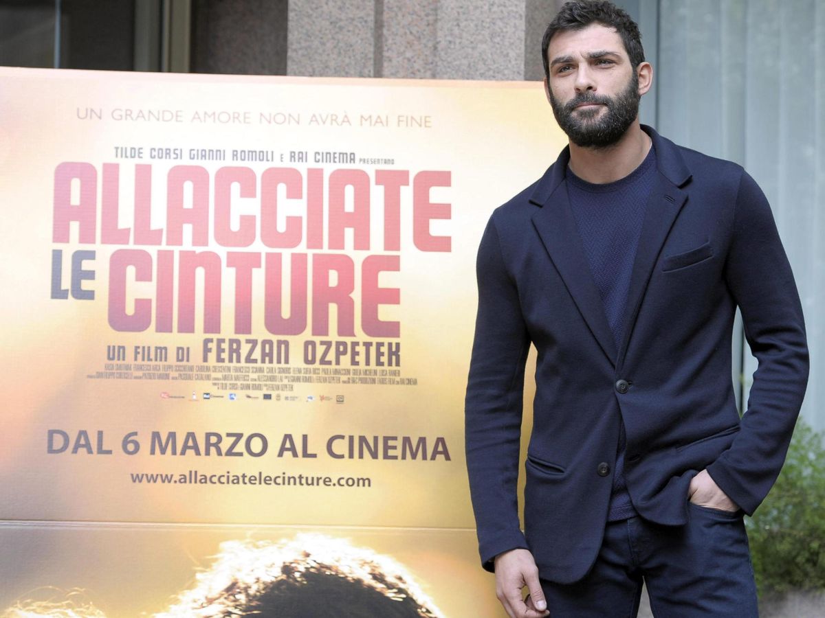 Foto: El actor Francesco Arca posa durante la inauguración de una película (EFE)