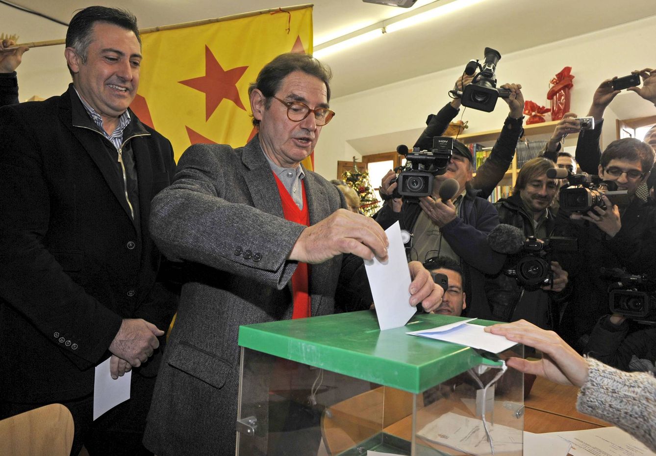 El alcalde de Sant Jaume de Frontanyá deposita su voto para la consulta sobre la autodeterminación de Cataluña. (EFE)