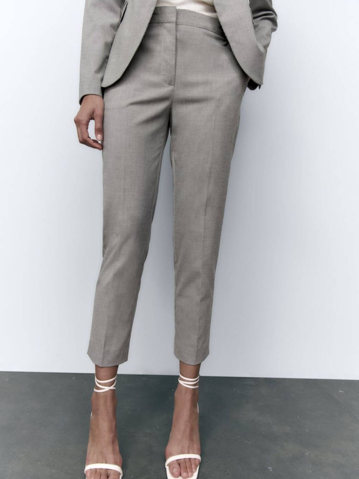 Pantalón de color gris para llevar a diario. (Cortesía/Zara)