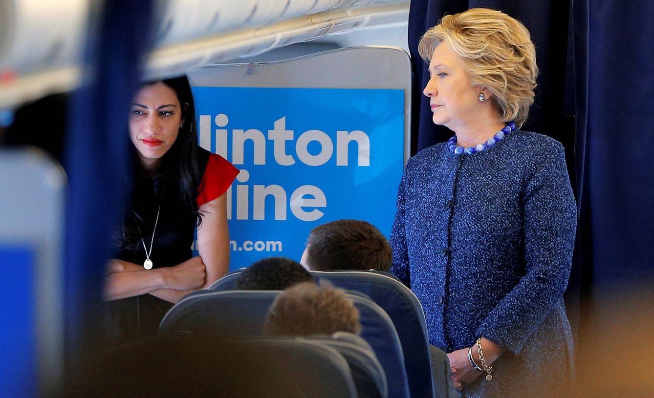 Foto: Hillary Clinton habla con su equipo, incluida Huma Abedin, en su avión de campaña (Reuters).