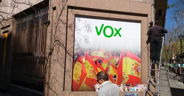 Foto: Un técnico coloca una cámara en la sede central de Vox en Madrid. (EC)