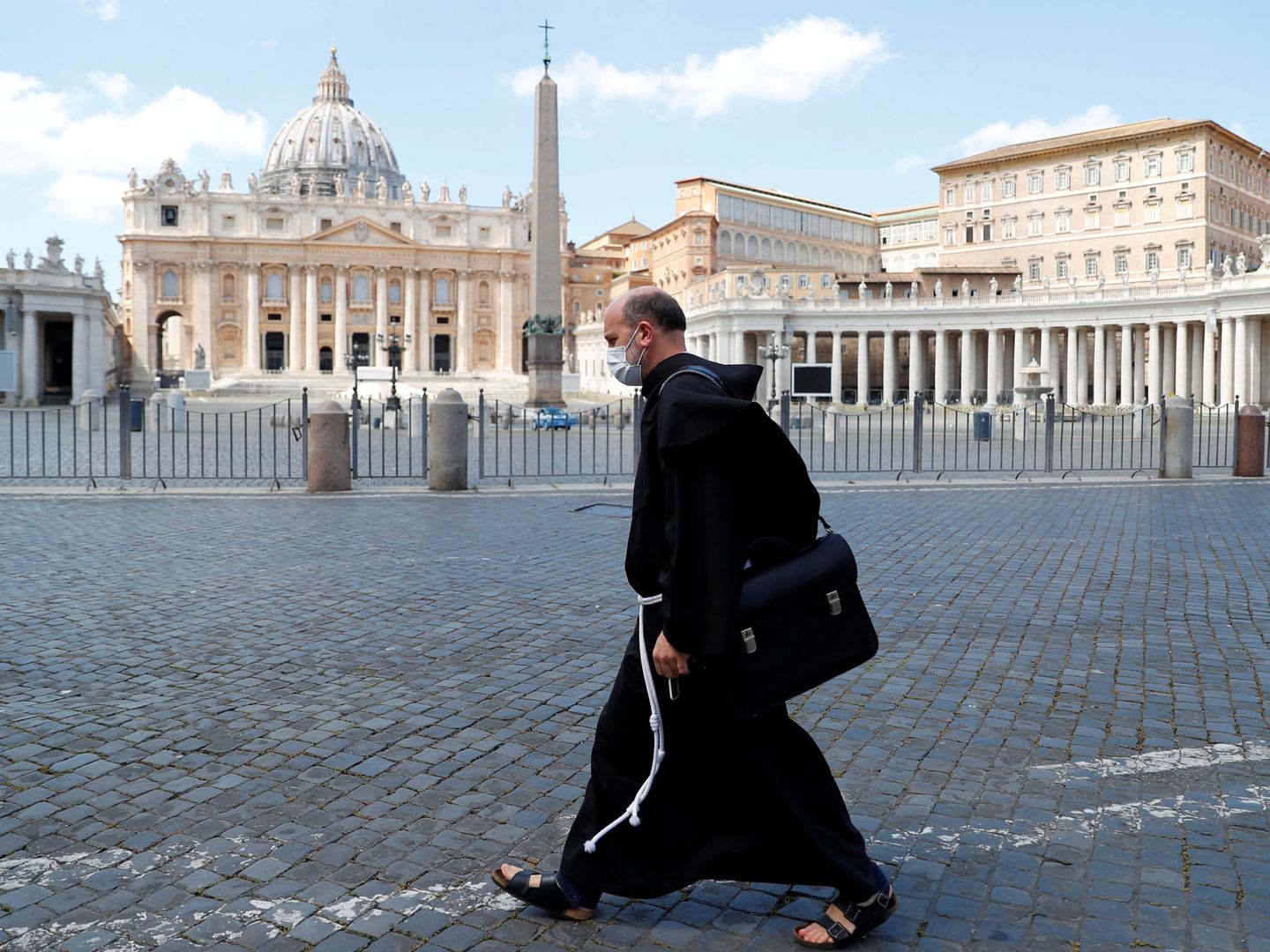 Un fraile pasa junto a la plaza de San Pedro en el Vaticano. (Reuters)