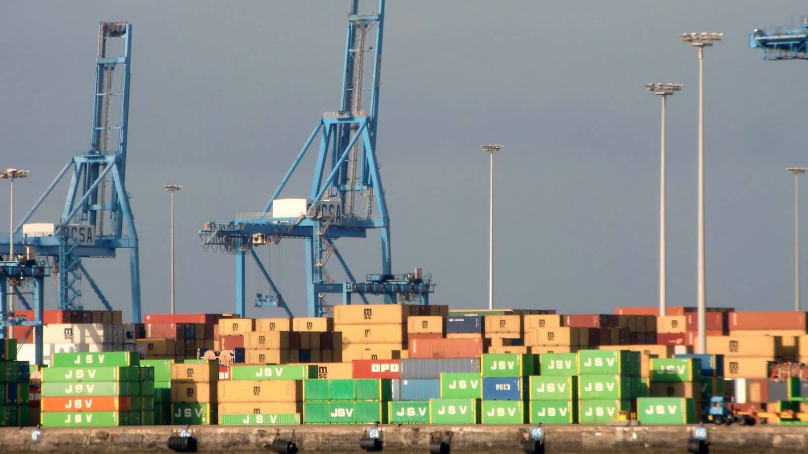 Foto: Contenedores con mercancía en el Puerto de Las Palmas. (EFE)