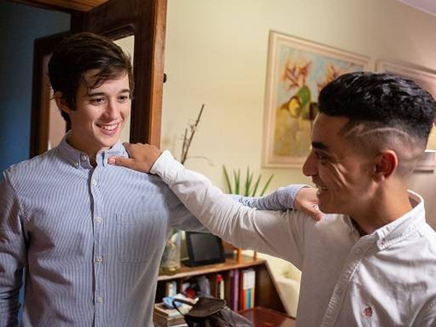 Driss Bouziani, junto a Ignacio Fernández, de 17 años, a quien ya considera un hermano. (Fernando Ruso)