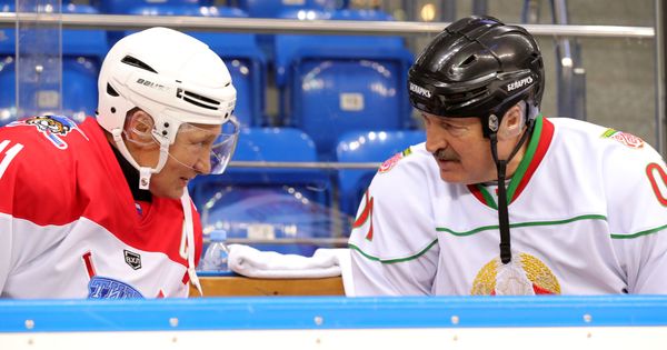 Foto: Putin y el presidente de Bielorrusia Lukashenko hablan durante un partido de hockey en Sochi. (Reuters)