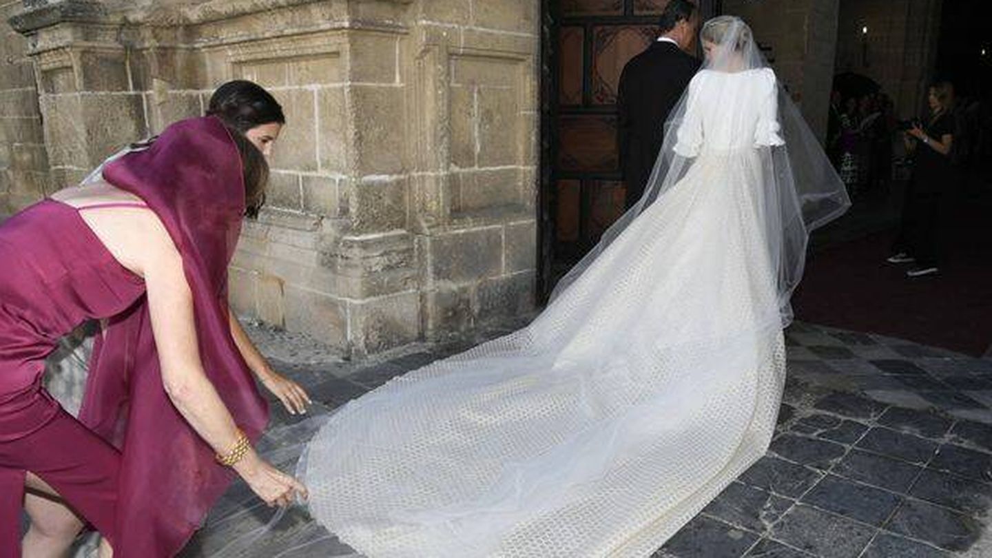 La larga cola del vestido de la novia. (Gtres)