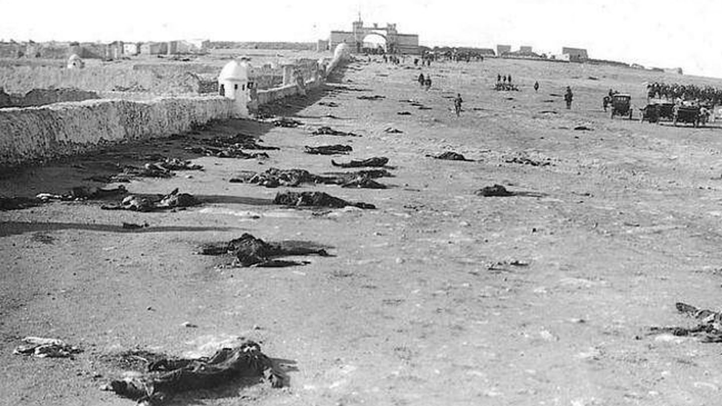 El camino a Monte Arruit sembrado de cadáveres y caballos muertos. Melilla, 1921.