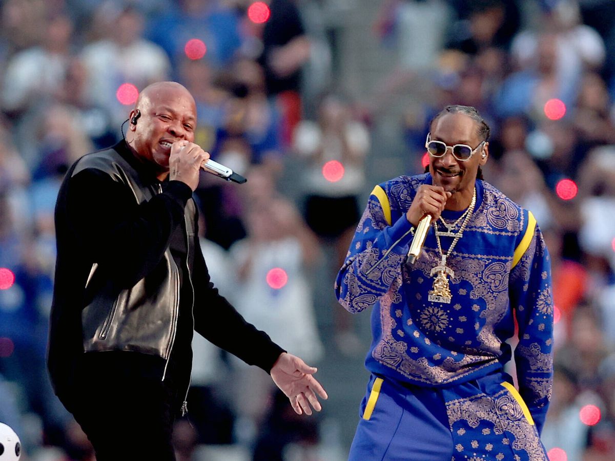 Foto: Dr. Dre y Snoop Dogg actúan en el descanso de la Super Bowl 2022. (Rob Carr/Getty Images)