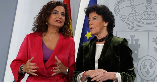 Foto: La ministra portavoz, Isabel Celaá (d), y la ministra de Hacienda, María Jesús Montero. (EFE)