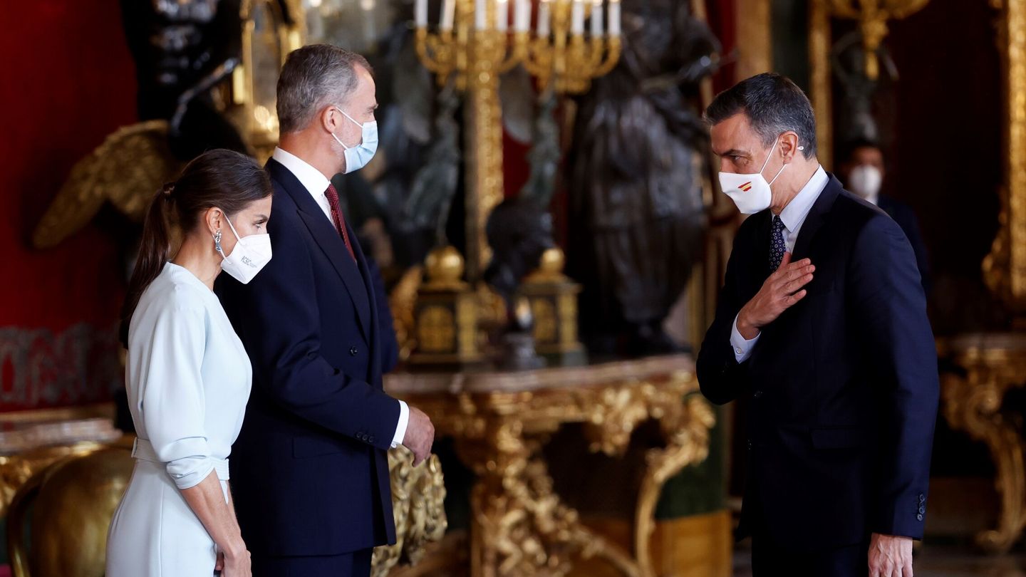 El rey Felipe, la reina Letizia, y el presidente del gobierno, Pedro Sánchez. (EFE/Mariscal)
