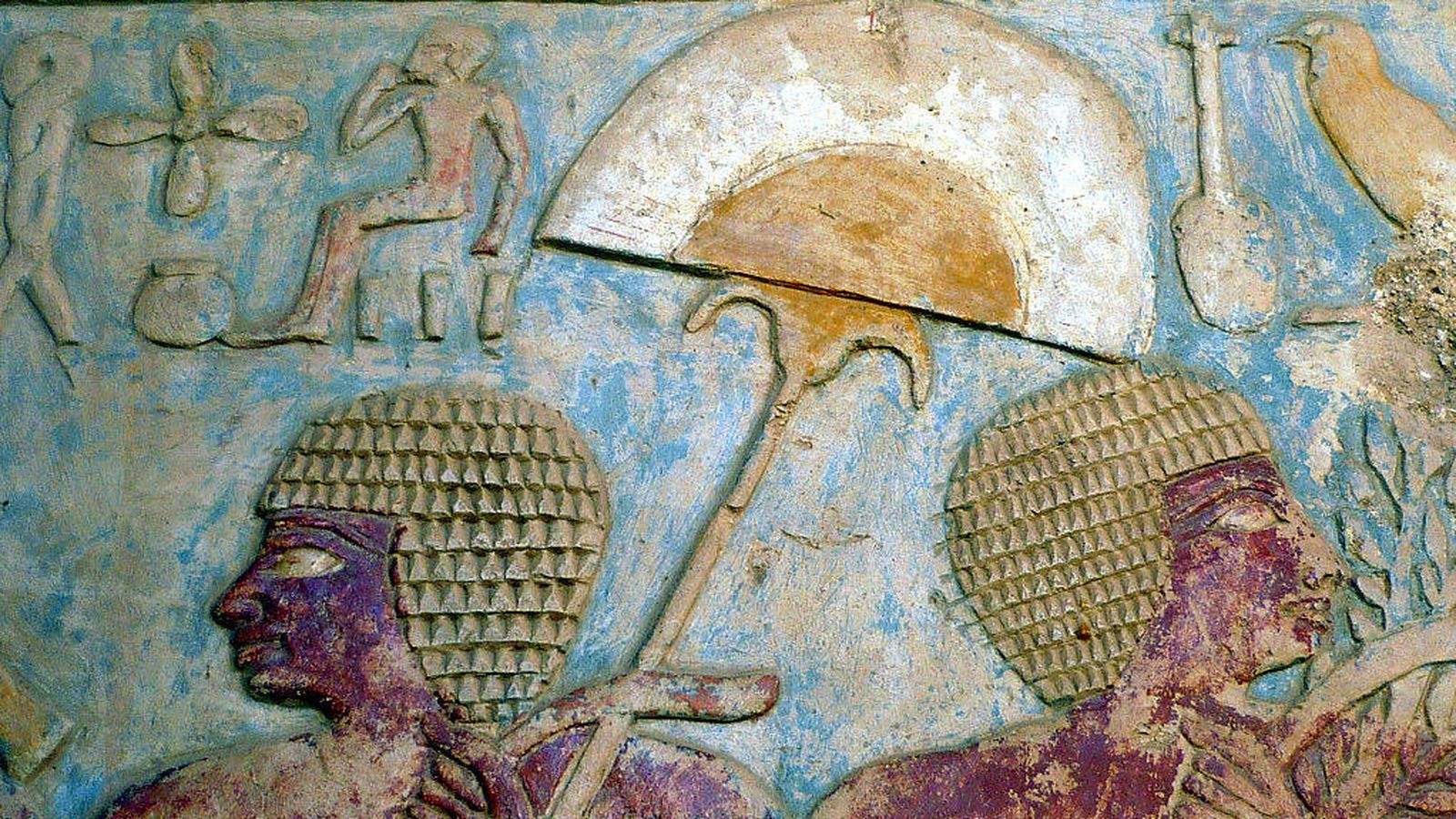 Imagen en relieve de una sombrilla egipcia usada como parasol y abanico por igual. Fuente: Wikipedia.
